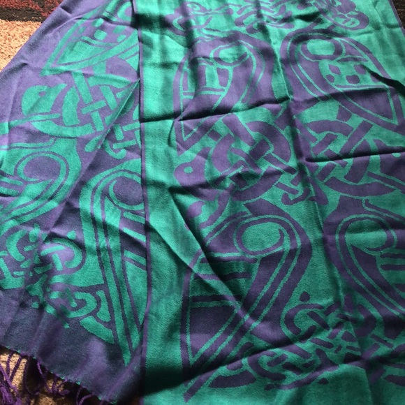 wool elegant Irish Celtic knot shawl. Artisan made - Picture 6 of 11